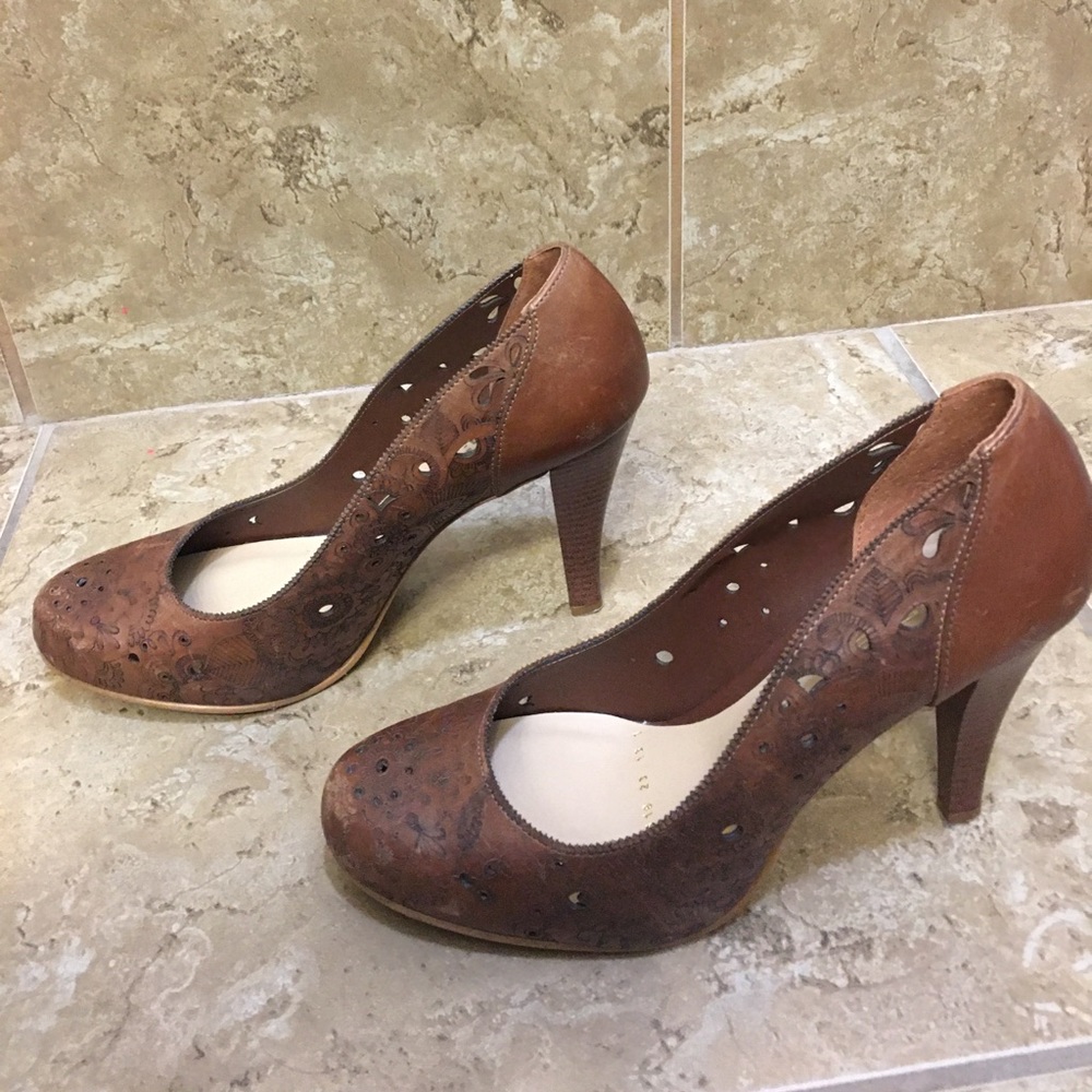 Andrea’s brown high heels